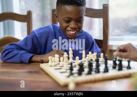 Großmutter und Enkel spielen zu Hause Schach Stockfoto