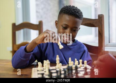 Großmutter und Enkel spielen zu Hause Schach Stockfoto