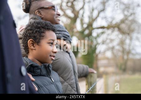 Junge mit Großeltern, die in ländlicher Umgebung spazieren gehen Stockfoto