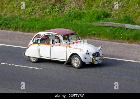 1986, 80er, 80er Jahre White Red 2 CV6 Special Classic French Car Motoring auf der Autobahn M61, Großbritannien Stockfoto