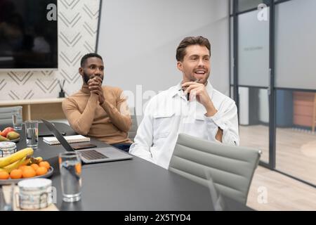Geschäftsleute mit treffen im Konferenzraum Stockfoto