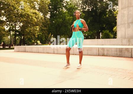 USA, New York, Frau in Sportbekleidung steht am Monument Stockfoto