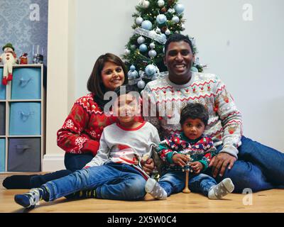 Porträt der Familie mit Söhnen vor dem Weihnachtsbaum Stockfoto