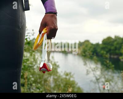 Frau mit Schwimmbrille am Fluss Stockfoto