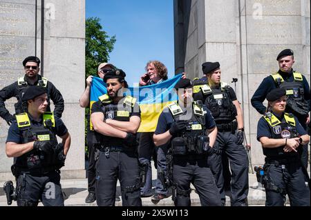 09.05.2024, Berlin, Deutschland, Europa - Pro-ukrainische Aktivisten protestieren mit ukrainischer Flagge unter Polizeischutz gegen den russischen Angriffskrieg in der Ukraine, am Tag des Belages vor dem Sowjetischen Ehrenmal im Ortsteil Tiergarten am 79. Jahrestag des Belages der ehemaligen Sowjetunion und den Allierten ueber Nazi-Deutschland und dem Ende des Zweiten Weltkriegs. Auf Grund des anhaltenden Krieges in der Ukraine sind Flaggen und Fahnen mit russischem Bezug, Uniformen, Marsch- und Militaerlieder und Kennzeichen, die russischen Angriffskrieg auf die Ukraine verherrlichen nicht Stockfoto