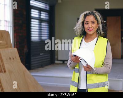 Porträt einer Frau mit reflektierender Weste Stockfoto