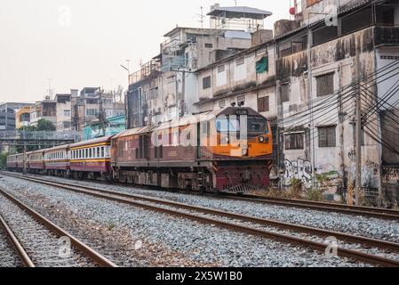 Bangkok, Thailand - 31. Januar 2024: Ein Eisenbahnabschnitt von der Rama I Road zur Brücke über Khlong Saen Saep. Stockfoto