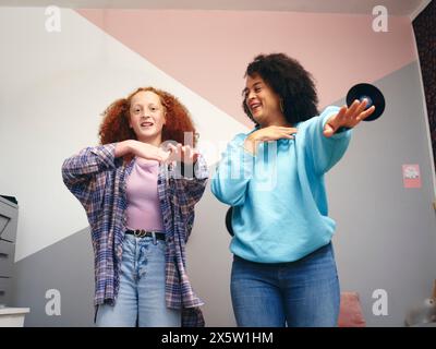 Mutter und Tochter tanzen im Zimmer Stockfoto
