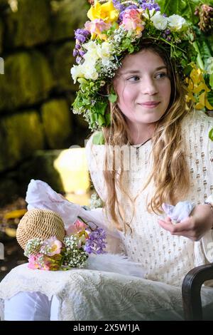 Randwick, Glos, Großbritannien. Mai 2024. Wap Queen Millie Atkins. Randick WAP ist ein traditionelles Cotswold-Frühlingsfest. Die Maikönigin und der Bürgermeister werden an der Spitze einer kostümierten Prozession zum antiken Brunnen getragen. Es gibt Käserollen und einen Fayre. Das kleine Dorf Randwick liegt in den Cotswolds bei Stroud. Mit ihren Ursprüngen im Mittelalter endete die Feier, wurde aber in den 1970er Jahren vom örtlichen Vikar wiederbelebt. Quelle: JMF News/Alamy Live News Stockfoto