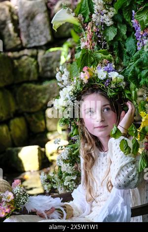 Randwick, Glos, Großbritannien. Mai 2024. Wap Queen Millie Atkins. Randick WAP ist ein traditionelles Cotswold-Frühlingsfest. Die Maikönigin und der Bürgermeister werden an der Spitze einer kostümierten Prozession zum antiken Brunnen getragen. Es gibt Käserollen und einen Fayre. Das kleine Dorf Randwick liegt in den Cotswolds bei Stroud. Mit ihren Ursprüngen im Mittelalter endete die Feier, wurde aber in den 1970er Jahren vom örtlichen Vikar wiederbelebt. Quelle: JMF News/Alamy Live News Stockfoto