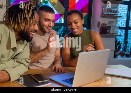 Gruppe von Freunden, die Videoanrufe auf dem Laptop durchführen Stockfoto