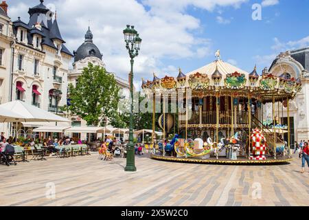 Orléans, Frankreich - 20. Juli 2017: Karussell und Menschen auf dem Place du Martroi im Stadtzentrum von Orléans im Departement Loiret, Centre-Val de L Stockfoto