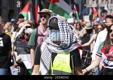 Amsterdam, Niederlande. Mai 2024. Palästinenser und Unterstützer versammeln sich am 11. Mai 2024 auf dem Dam-Platz in Amsterdam, Niederlande, um den 76. Jahrestag der Nakba und des Protestes gegen den anhaltenden Konflikt zwischen Israel und den Palästinensern zu gedenken. Der Nakba-Tag ist der Jahrestag der rund 700.000 Palästinenser, die bei der Gründung Israels 1948 geflohen oder vertrieben wurden. (Foto von Paulo Amorim/SIPA USA) Credit: SIPA USA/Alamy Live News Stockfoto