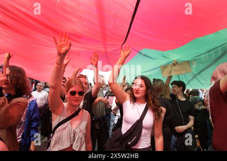 Amsterdam, Niederlande. Mai 2024. Palästinenser und Unterstützer versammeln sich am 11. Mai 2024 auf dem Dam-Platz in Amsterdam, Niederlande, um den 76. Jahrestag der Nakba und des Protestes gegen den anhaltenden Konflikt zwischen Israel und den Palästinensern zu gedenken. Der Nakba-Tag ist der Jahrestag der rund 700.000 Palästinenser, die bei der Gründung Israels 1948 geflohen oder vertrieben wurden. (Foto von Paulo Amorim/SIPA USA) Credit: SIPA USA/Alamy Live News Stockfoto