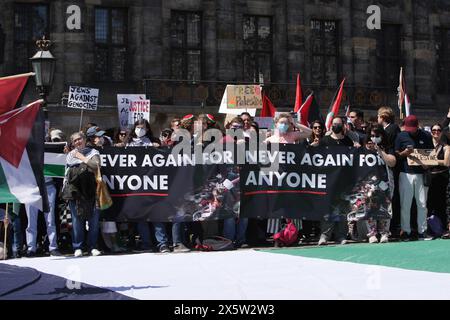 Amsterdam, Niederlande. Mai 2024. Palästinenser und Unterstützer versammeln sich am 11. Mai 2024 auf dem Dam-Platz in Amsterdam, Niederlande, um den 76. Jahrestag der Nakba und des Protestes gegen den anhaltenden Konflikt zwischen Israel und den Palästinensern zu gedenken. Der Nakba-Tag ist der Jahrestag der rund 700.000 Palästinenser, die bei der Gründung Israels 1948 geflohen oder vertrieben wurden. (Foto von Paulo Amorim/SIPA USA) Credit: SIPA USA/Alamy Live News Stockfoto