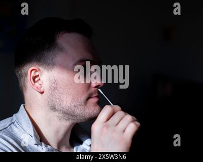 Mann mit Coronavirus-Test nach Hause Stockfoto