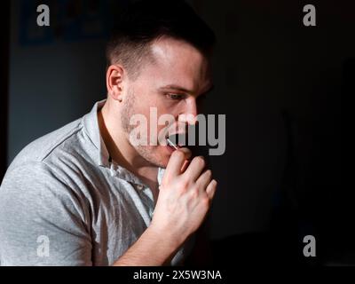 Mann mit Coronavirus-Test nach Hause Stockfoto