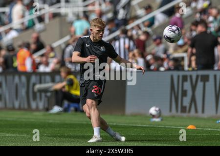 Lewis Hall of Newcastle United im Vorspiel während des Premier League Spiels Newcastle United gegen Brighton und Hove Albion im St. James's Park, Newcastle, Vereinigtes Königreich, 11. Mai 2024 (Foto: Mark Cosgrove/News Images) Stockfoto