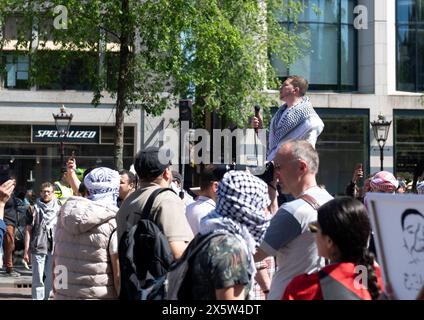 Amsterdam die Niederlande 11. Mai 2024 auf den Straßen von Amsterdam versammeln sich Tausende, um gegen den anhaltenden israelisch-palästinensischen Krieg im Gazastreifen zu protestieren. palästina, oorlog, Protest, Demonstranten, Demonstration, Demonstration, Naqba, israelisch, Stockfoto