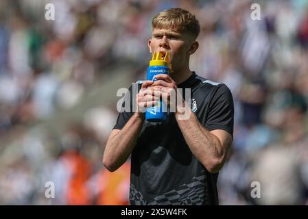 Newcastle, Großbritannien. Mai 2024. Lewis Hall of Newcastle United im Vorspiel während des Premier League-Spiels Newcastle United gegen Brighton und Hove Albion im St. James's Park, Newcastle, Vereinigtes Königreich, 11. Mai 2024 (Foto: Mark Cosgrove/News Images) in Newcastle, Vereinigtes Königreich am 11. Mai 2024. (Foto: Mark Cosgrove/News Images/SIPA USA) Credit: SIPA USA/Alamy Live News Stockfoto