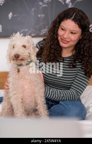 Lächelnde junge Frau mit Hund Stockfoto