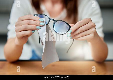 Staub, Tuch und Brille in den Händen zur Reinigung von Linse und Sicht mit klarem Glas aus der Optometrie. Wischtuch, Rahmen und pflegeleichte Brille mit Seide Stockfoto