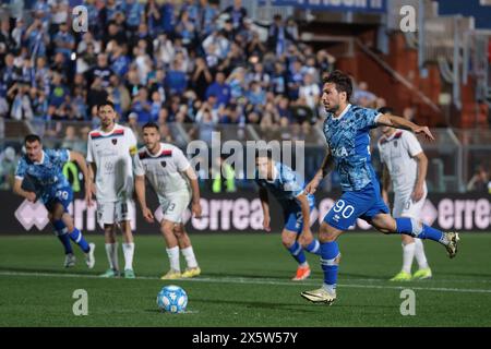 Como, Italien. Mai 2024. Simone Verdi aus Como erzielt einen Elfmeter, um die Punktzahl beim Spiel der Serie B im Stadio Giuseppe Sinigaglia (Como) auf 1-1 zu erhöhen. Der Bildnachweis sollte lauten: Jonathan Moscrop/Sportimage Credit: Sportimage Ltd/Alamy Live News Stockfoto