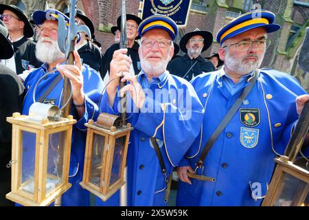 Viersen, Deutschland. Mai 2024. Nachtwächter aus 30 verschiedenen Städten und vier Ländern stehen nach einer Prozession durch Dülken für ein Gruppenfoto zusammen. Das Treffen von Teilnehmern aus Städten mit alter Nachtwächtertradition findet seit 1987 an verschiedenen Orten statt. Credit: Henning Kaiser/dpa Credit: dpa Picture Alliance/Alamy Live News/dpa/Alamy Live News Stockfoto