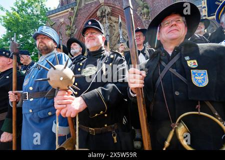 Viersen, Deutschland. Mai 2024. Nachtwächter aus 30 verschiedenen Städten und vier Ländern stehen nach einer Prozession durch Dülken für ein Gruppenfoto zusammen. Das Treffen von Teilnehmern aus Städten mit alter Nachtwächtertradition findet seit 1987 an verschiedenen Orten statt. Credit: Henning Kaiser/dpa Credit: dpa Picture Alliance/Alamy Live News/dpa/Alamy Live News Stockfoto