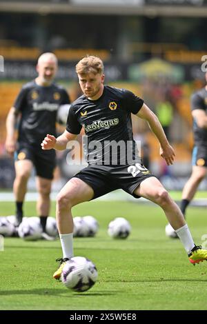 Molineux Stadium, Wolverhampton, West Midlands, England. Mai 2024; Molineux Stadium, Wolverhampton, West Midlands, England; Premier League Football, Wolverhampton Wanderers gegen Crystal Palace; Tommy Doyle of Wolves während des Aufwärmens vor dem Spiel Credit: Action Plus Sports Images/Alamy Live News Stockfoto