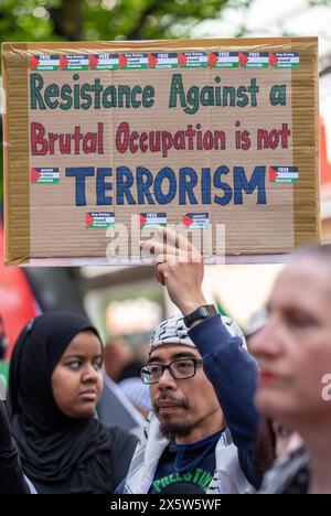 Manchester, Großbritannien. Mai 2024. Multiethnische Demonstranten bei palästinensischem Protest Manchester. Die pro-palästinensischen Demonstranten marschierten durch das Stadtzentrum von Manchester, wodurch die Käufer und die öffentlichen Verkehrsmittel gestört wurden. Dies war der 32. Aufeinanderfolgende Wochenendprotest seit dem 7. Oktober 2023 in der Stadt. Manchester UK. Quelle: GaryRobertsphotography/Alamy Live News Stockfoto