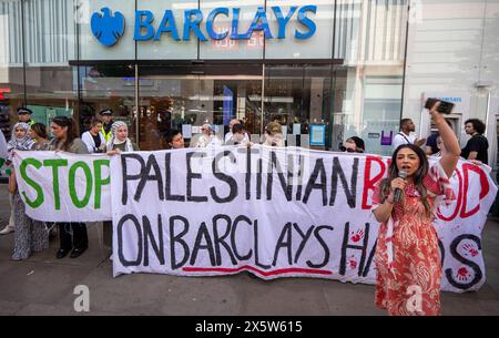 Manchester, Großbritannien. Mai 2024. Eine junge Frau mit einem Protestbanner vor der Barclays Bank Market Street. Palästinensische Proteste Manchester. Die pro-palästinensischen Demonstranten marschierten durch das Stadtzentrum von Manchester, wodurch die Käufer und die öffentlichen Verkehrsmittel gestört wurden. Dies war der 32. Aufeinanderfolgende Wochenendprotest seit dem 7. Oktober 2023 in der Stadt. Manchester UK. Quelle: GaryRobertsphotography/Alamy Live News Stockfoto