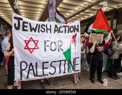 Manchester, Großbritannien. Mai 2024. Jüdische Protestbanner unterstützen palästinensische Proteste Manchester. Die pro-palästinensischen Demonstranten marschierten durch das Stadtzentrum von Manchester, wodurch die Käufer und die öffentlichen Verkehrsmittel gestört wurden. Dies war der 32. Aufeinanderfolgende Wochenendprotest seit dem 7. Oktober 2023 in der Stadt. Manchester UK. Quelle: GaryRobertsphotography/Alamy Live News Stockfoto