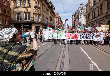 Manchester, Großbritannien. Mai 2024. Hören Sie auf, Israel zu bewaffnen, das Protestbanner führt Demonstranten. Palästinensische Proteste Manchester. Die pro-palästinensischen Demonstranten marschierten durch das Stadtzentrum von Manchester, wodurch die Käufer und die öffentlichen Verkehrsmittel gestört wurden. Dies war der 32. Aufeinanderfolgende Wochenendprotest seit dem 7. Oktober 2023 in der Stadt. Manchester UK. Quelle: GaryRobertsphotography/Alamy Live News Stockfoto