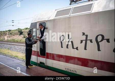 Addis Abeba, Äthiopien. September 2023. Ein lokaler Zugführer erhält am 9. September 2023 ein Notizbuch seines chinesischen Vorgängers am Bahnhof Adama City in Äthiopien. Die chinesischen Betreiber der Normalspurbahn Äthiopien-Dschibuti übergaben am Freitag offiziell die Leitung und den Betrieb der Bahn an Äthiopien und Dschibuti nach sechs Jahren erfolgreicher Betriebszeit. UM MIT "Äthiopien, Dschibuti auf Management, Betrieb der chinesischen Eisenbahn" zu GEHEN Credit: Wang Guansen/Xinhua/Alamy Live News Stockfoto