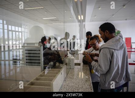 Addis Abeba, Äthiopien. September 2023. Passagiere kaufen Tickets am Bahnhof Lebu in Addis Abeba, Äthiopien, 9. September 2023. Die chinesischen Betreiber der Normalspurbahn Äthiopien-Dschibuti übergaben am Freitag offiziell die Leitung und den Betrieb der Bahn an Äthiopien und Dschibuti nach sechs Jahren erfolgreicher Betriebszeit. UM MIT "Äthiopien, Dschibuti auf Management, Betrieb der chinesischen Eisenbahn" zu GEHEN Credit: Wang Guansen/Xinhua/Alamy Live News Stockfoto