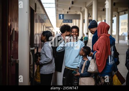 Addis Abeba, Äthiopien. September 2023. Passagiere steigen am Bahnhof Lebu in Addis Abeba, Äthiopien, am 9. September 2023 in einen Zug ein. Die chinesischen Betreiber der Normalspurbahn Äthiopien-Dschibuti übergaben am Freitag offiziell die Leitung und den Betrieb der Bahn an Äthiopien und Dschibuti nach sechs Jahren erfolgreicher Betriebszeit. UM MIT "Äthiopien, Dschibuti auf Management, Betrieb der chinesischen Eisenbahn" zu GEHEN Credit: Wang Guansen/Xinhua/Alamy Live News Stockfoto