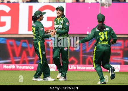 Natalia Parvaiz aus Pakistan feiert, Amy Jones aus England beim ersten T20 International Match England Frauen gegen Pakistan in Edgbaston, Birmingham, Vereinigtes Königreich, 11. Mai 2024 (Foto: Craig Thomas/News Images) Stockfoto