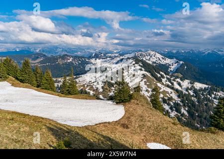 Schöne Bergtour im Frühling zum Siplingerkopf über Girenkopf und Heidenkopf ab Balderschwang im Allgau Stockfoto