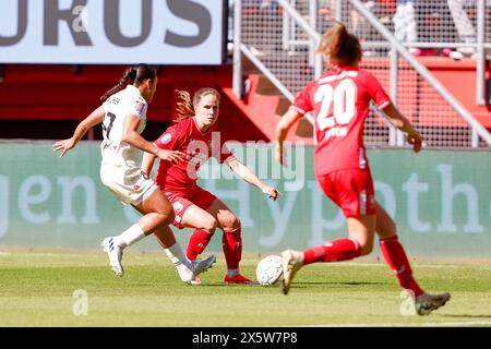 Enschede, Niederlande. Mai 2024. ENSCHEDE, Stadion de Grolsch Veste, 11.05.2024, Saison 2023/2024, Azerion Vrouwen Eredivisie. Während des Spiels Twente - Telstar (Frauen), Telstar-Spielerin Anna van der Vlist FC Twente-Spielerin Marisa Olislagers Credit: Pro Shots/Alamy Live News Stockfoto