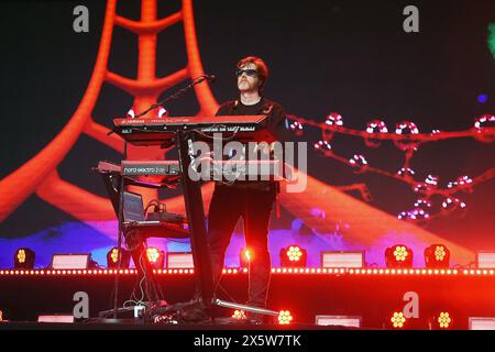 Rio de Janeiro, 10. Mai 2024. Keyboarder Miguel Flores von der Rockband Biquini Cavadão während einer Show in Qualystage in Rio de Janeiro. Stockfoto