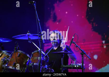 Rio de Janeiro, 10. Mai 2024. Schlagzeuger Alvaro Birita von der Rockband Biquini Cavadão während einer Show in Qualystage in Rio de Janeiro. Stockfoto