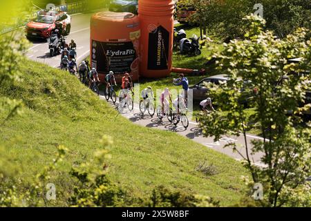 Italia. Mai 2024. Das Paket fährt Fahrten während der 8. Etappe des Giro d’Italia von Spoleto nach Prati di Tivo, 11. Mai 2024 Italien. (Foto: Fabio Ferrari/LaPresse) Credit: LaPresse/Alamy Live News Stockfoto