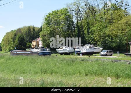 Yachten am Ufer des Sarre-Kanals in Frankreich Stockfoto