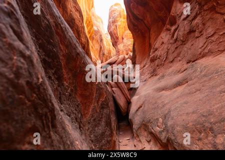 Zwei große Felsen stehen einander gegenüber und bilden einen Slot Canyon im Fiery Furnace im Arches National Park in der Nähe von Moab, Utah. Stockfoto