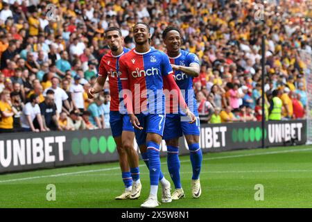 Molineux Stadium, Wolverhampton, West Midlands, England. Mai 2024; Molineux Stadium, Wolverhampton, West Midlands, England; Premier League Football, Wolverhampton Wanderers gegen Crystal Palace; Michael Olise feiert das Eröffnungstor in der 26. Minute für 0-1 Credit: Action Plus Sports Images/Alamy Live News Stockfoto