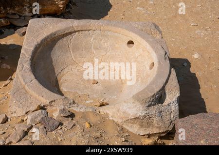 Becken am Boden am Sonnentempel von Niuserre in Abu Ghurob, nahe Abu Sir, Kairo, Ägypten Stockfoto