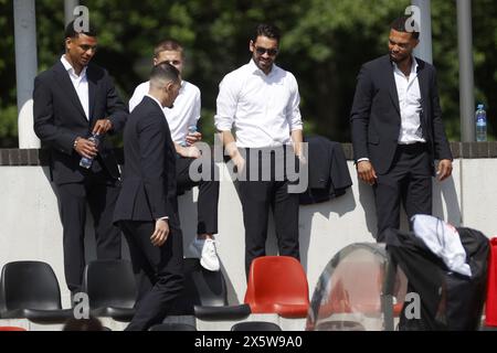 Amsterdam, Niederlande. Mai 2024. AMSTERDAM, 11.05.2024, Sportpark ging in Genua, Betnation Divisie. Niederländische Tweede Divisie Fußballsaison 2023/2024. Übereinstimmung zwischen AFC und ACV. Verletzte Spieler Credit: Pro Shots/Alamy Live News Stockfoto