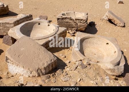 Becken am Boden am Sonnentempel von Niuserre in Abu Ghurob, nahe Abu Sir, Kairo, Ägypten Stockfoto