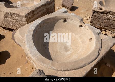 Becken am Boden am Sonnentempel von Niuserre in Abu Ghurob, nahe Abu Sir, Kairo, Ägypten Stockfoto